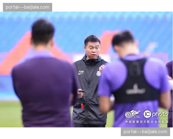 王献钧禁区内犯规送点加红牌 天津津门虎防线再遭打击